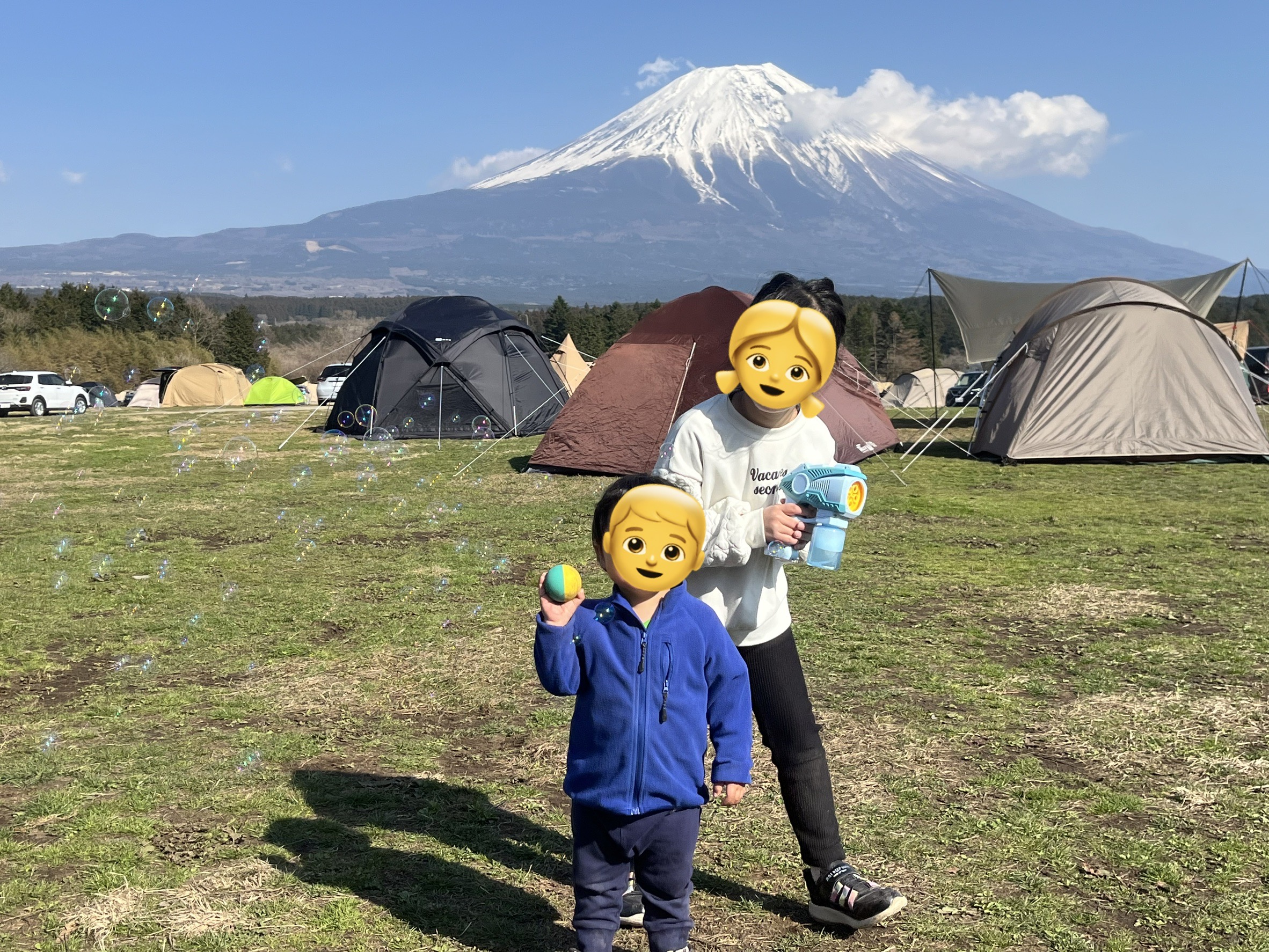 富士山を背景にシャボン玉で遊ぶ子ども